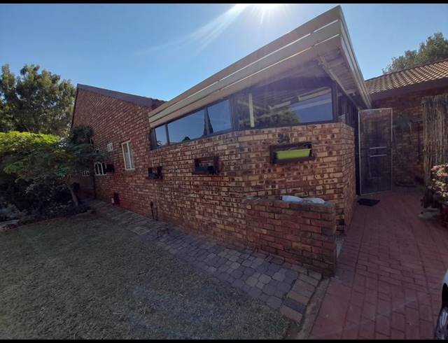 2 BEDROOM TOWNHOUSE FOR SALE IN CLARINA